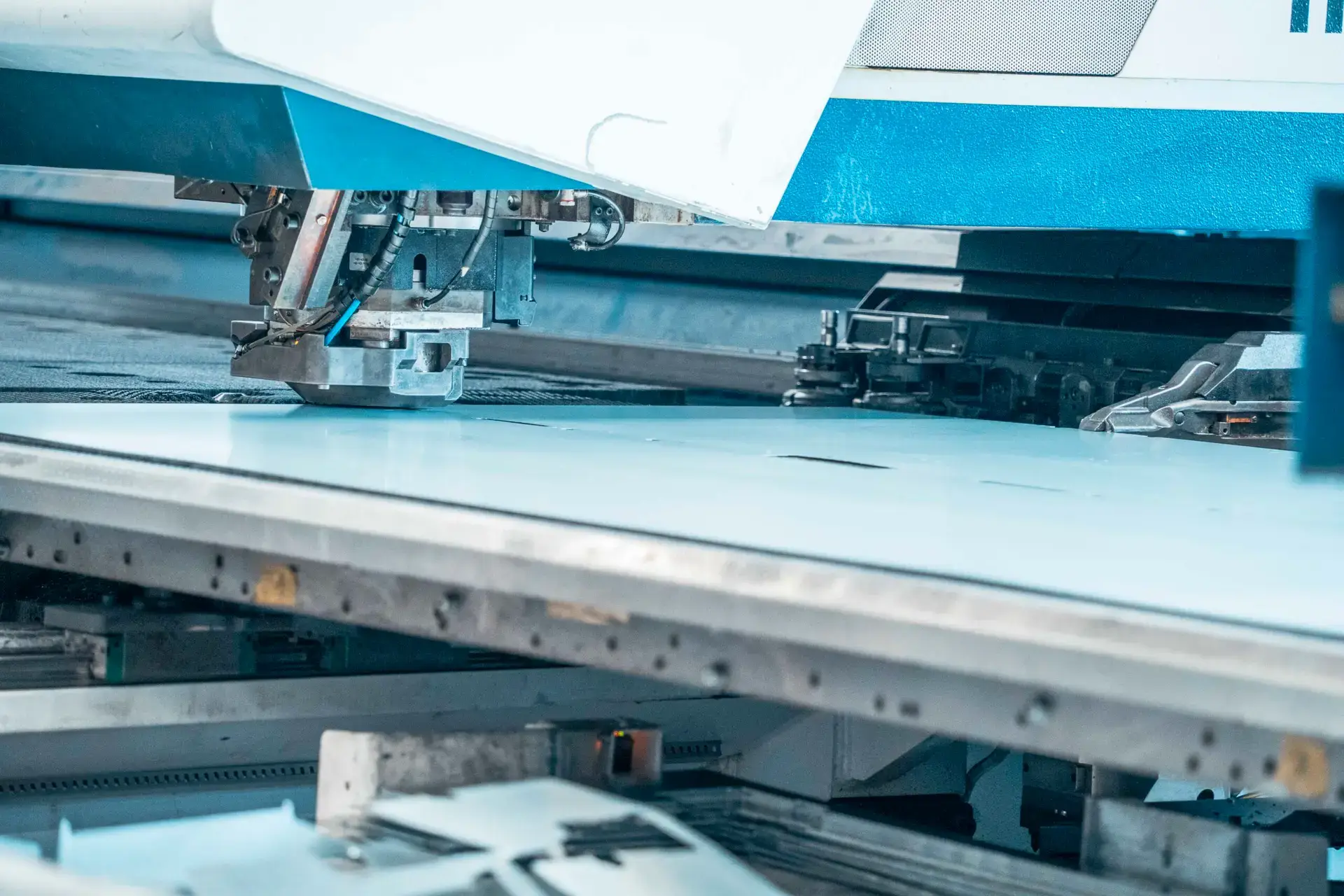 CNC-Stanze bei der Blechverarbeitung im Werk Bad Wünnenberg