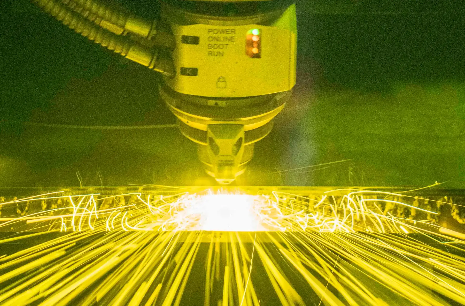 Faser-Flachbettlaser beim Zuschnitt von Edelstahlblech