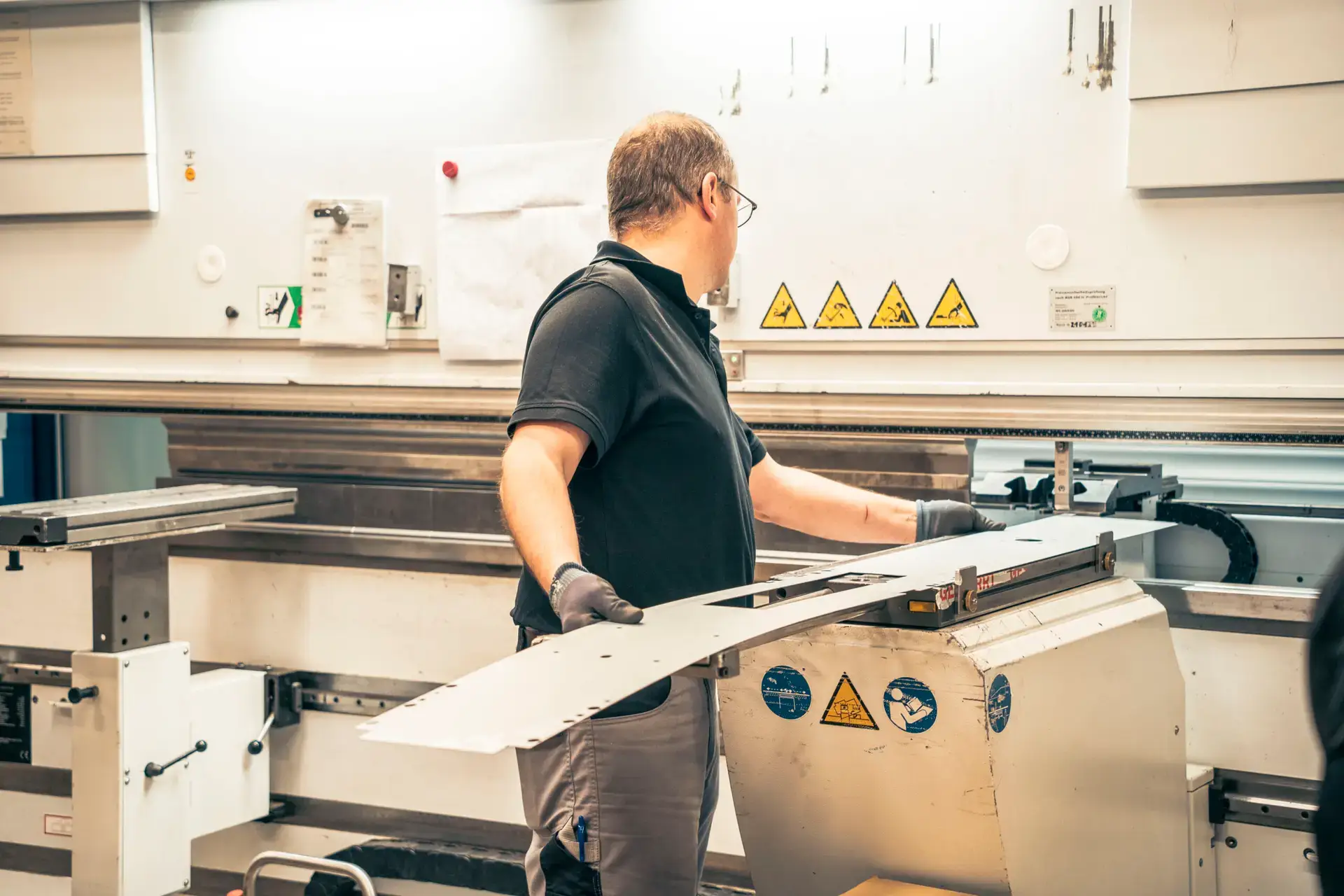 Gesenkbiegepresse mit Blechteil in der Metallverarbeitung