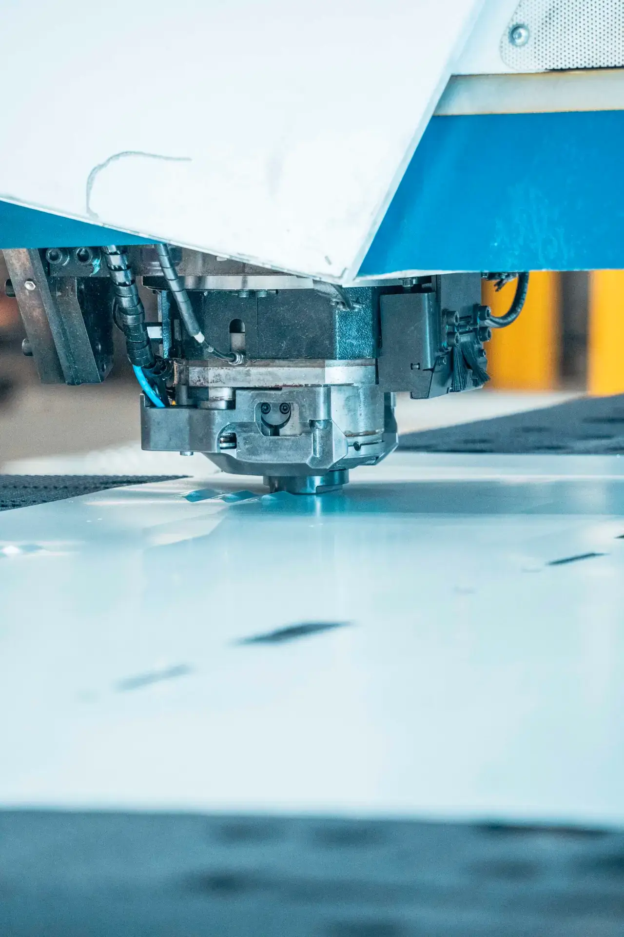 CNC-Stanze mit Mehrfachwerkzeug beim Einbringen eines Lochmusters