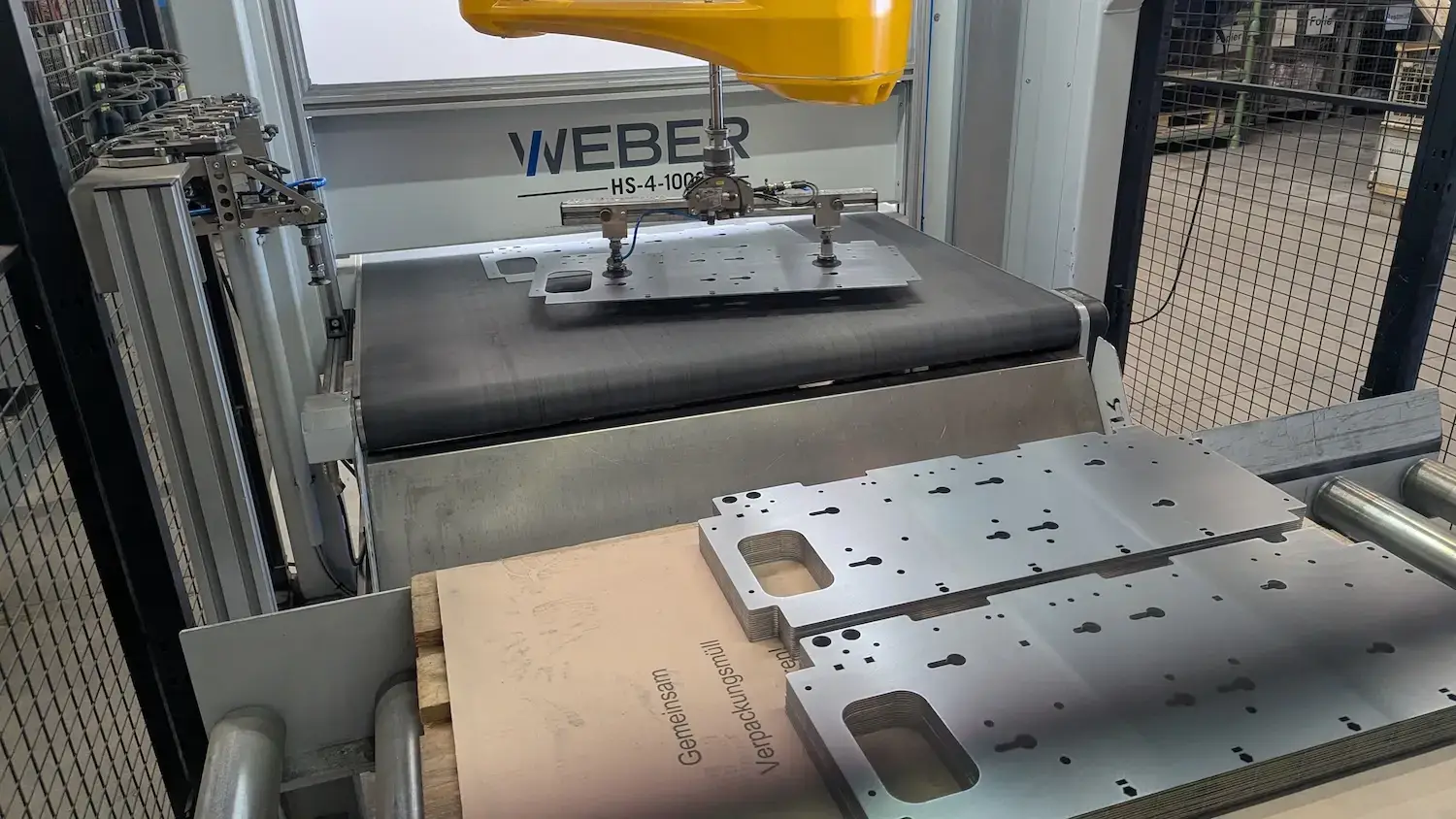 Roboter-Entladezelle an der Entgratanlage im Werk Bad Wünnenberg