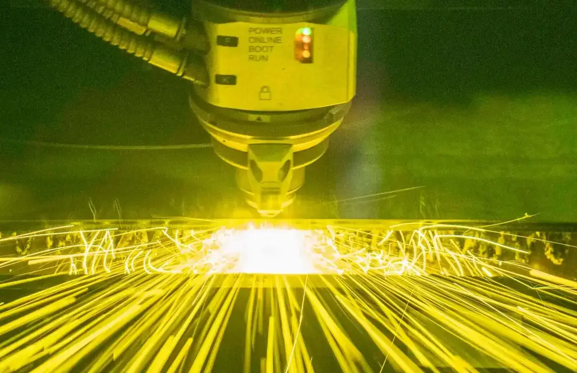 Faser-Flachbettlaser beim Zuschnitt in der Blechbearbeitung