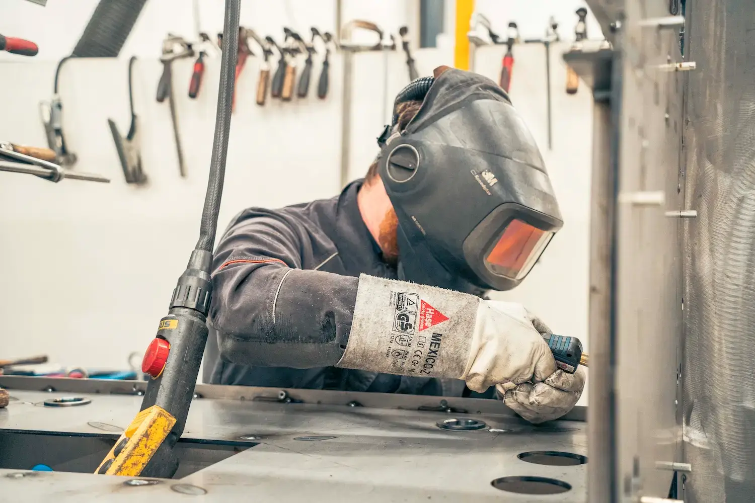 Schweißen einer Blechbaugruppe bei PIETEC in Bad Wünnenberg